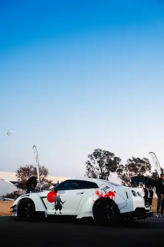 imagessmart/cars-nissan-gtr-white-custom-voitures-nissan-gtr-blanc-
